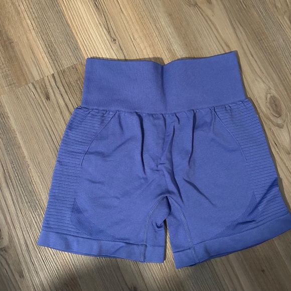 Scrunch bottom workout shorts - Picture 2 of 2